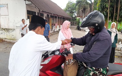 MTsN 10 Blitar Tebar Kebaikan: Bagikan Takjil Gratis untuk Masyarakat Sekitar